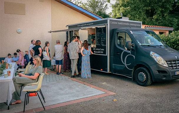 Foodtruck Cuisine Costes à Albi lors d’un mariage, des invités patientent devant pour être servis