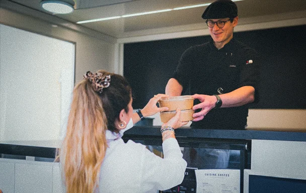 Chef Jean Alexandre Costes servant une cliente dans son foodtruck à Castres.