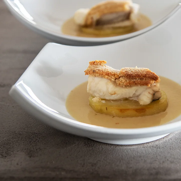 Plats de poissons accompagnés d’une sauce.